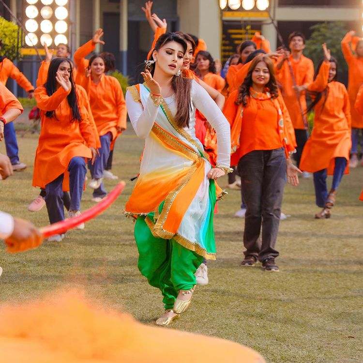 Urvashi Rautela: 75वें गणतंत्र दिवस के जश्न के अवसर पर तिरंगे के रंग में रंगी उर्वशी रौतेला