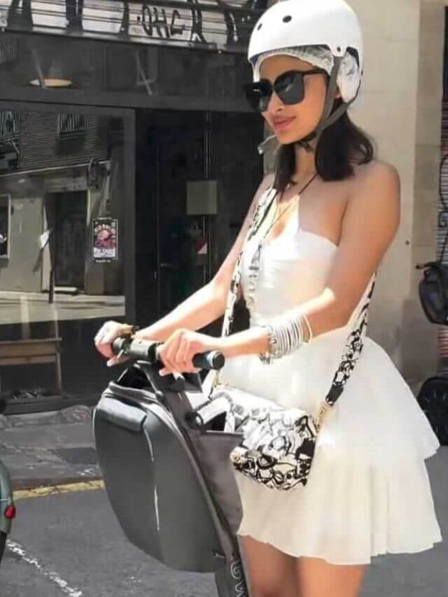 Mouni Roy: स्थानीय लोगों के साथ फुटबॉल का खेल देखा क्या दिन था।