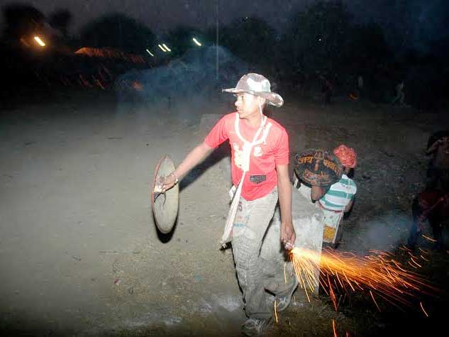 सदियों पुरानी परंपरा या हिंसा? इंदौर में हिंगोट युद्ध का सच