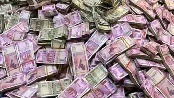 Indian Rupee : अमेरिकी डॉलर के मुकाबले रुपया 84.37 के सर्वकालिक निचले स्तर पर पहुंचा