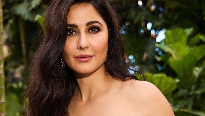 Karishma tanna : कैटरीना कैफ ने दोस्त की शादी में विक्की कौशल के साथ 'VK' मेहंदी लगाई